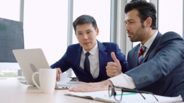 İki iş adamı ofiste proje stratejisi hakkında konuşuyor