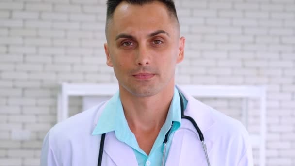 Doutor em uniforme profissional trabalhando no hospital — Vídeo de Stock