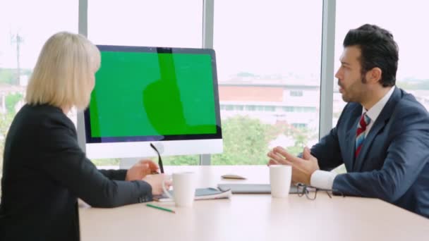 Pessoas de negócios na sala de conferências com tela verde — Vídeo de Stock
