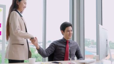 İş adamları ofiste arkadaşlarıyla tokalaşırlar.