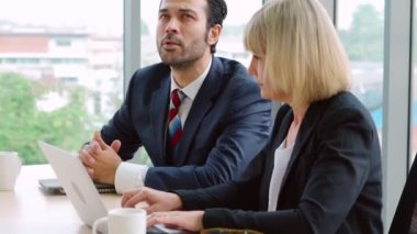 İki iş adamı ofiste proje stratejisi hakkında konuşuyor