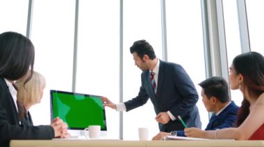 Konferans odasında yeşil ekranlı iş adamları