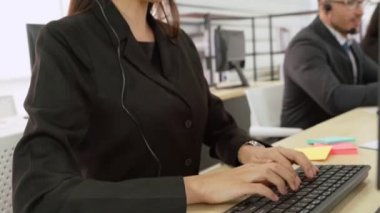 Ofiste çalışan kulaklık takan iş adamları.