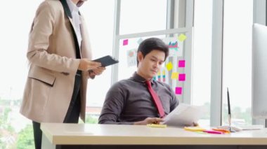 Mutsuz iş adamları ofiste iş sorununu tartışıyorlar