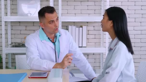 Médico en uniforme profesional examinando al paciente en el hospital — Vídeo de stock