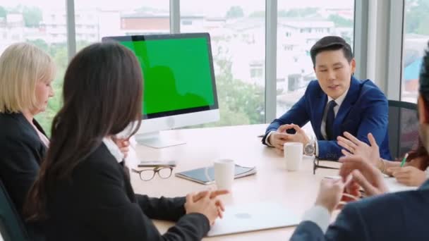 Pessoas de negócios na sala de conferências com tela verde — Vídeo de Stock