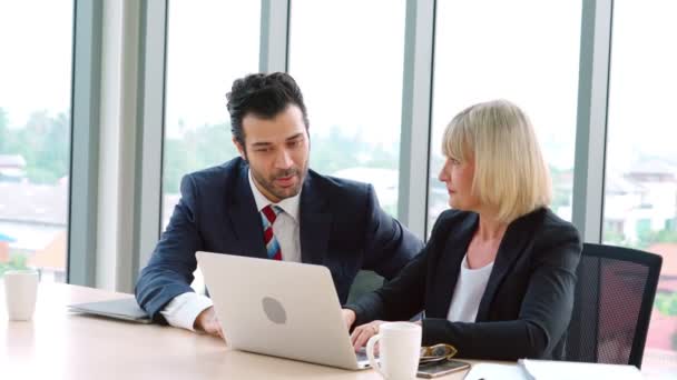 Les gens d'affaires poignée de main avec un ami au bureau — Video