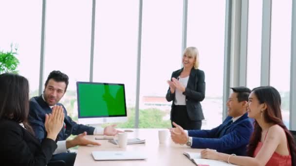 Gente de negocios en la sala de conferencias con pantalla verde — Vídeo de stock