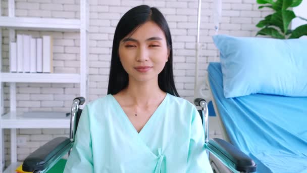 Paciente feliz mejorando en el hospital — Vídeos de Stock