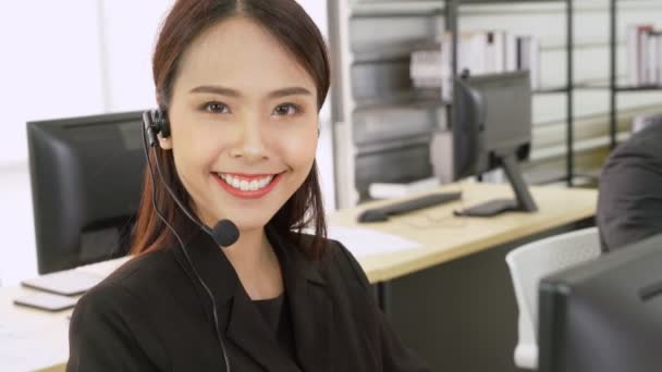 Gente de negocios con auriculares trabajando en la oficina — Vídeo de stock