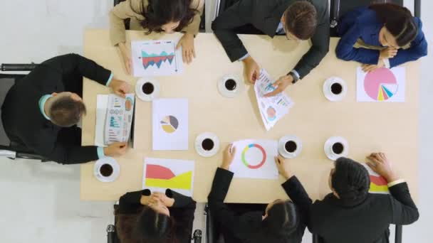 Schůzka skupiny business people byla natočena shora — Stock video
