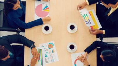 İş adamları grup toplantısı yukarıdan çekiliyor