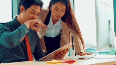 İki iş adamı ofiste proje stratejisi hakkında konuşuyor