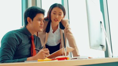 İki iş adamı ofiste proje stratejisi hakkında konuşuyor