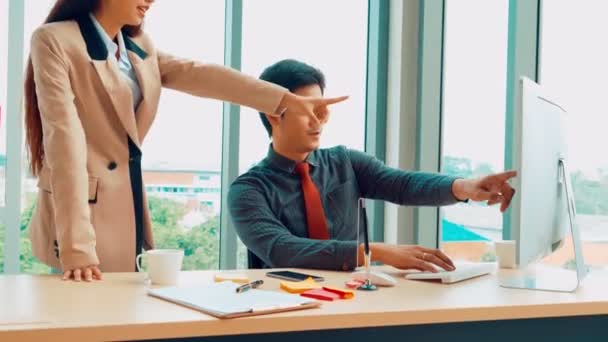 Podnikatelé potřesení rukou s přítelem v kanceláři — Stock video