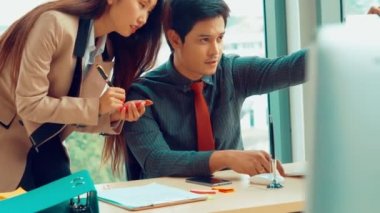 İki iş adamı ofiste proje stratejisi hakkında konuşuyor