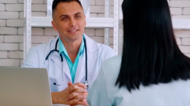 Médico en uniforme profesional examinando al paciente en el hospital — Vídeo de stock