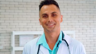 Hastanede çalışan profesyonel üniformalı bir doktor.