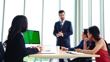 Konferans odasında yeşil ekranlı iş adamları