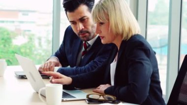 İki iş adamı ofiste proje stratejisi hakkında konuşuyor