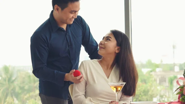 Romantikerpaar beschenkt Liebhaber im Restaurant — Stockfoto