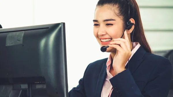 Gente de negocios con auriculares trabajando en la oficina —  Fotos de Stock