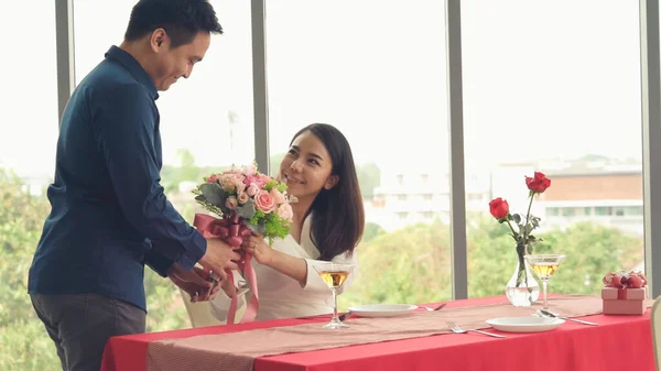 Casal romântico dando presente ao amante no restaurante — Fotografia de Stock