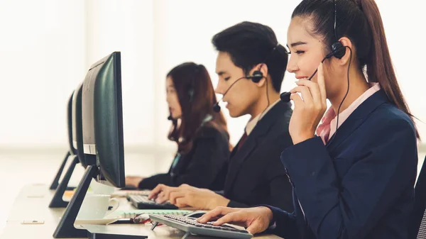 Gente de negocios con auriculares trabajando en la oficina —  Fotos de Stock