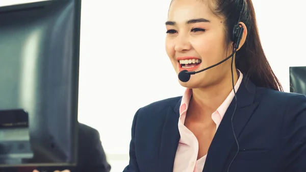 Gente de negocios con auriculares trabajando en la oficina — Foto de Stock