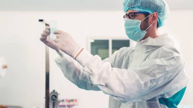 Modern fabrikada yüz maskesi üretim hattı