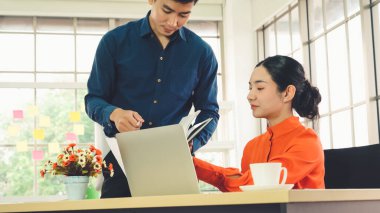 İki iş adamı ofiste proje stratejisi hakkında konuşuyor