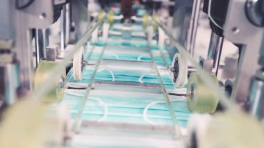 Modern fabrikada yüz maskesi üretim hattı
