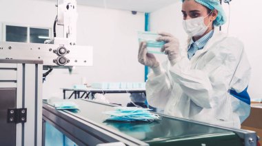 Modern fabrikada yüz maskesi üretim hattı