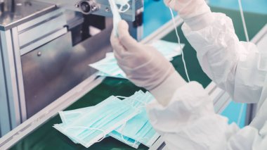 Modern fabrikada yüz maskesi üretim hattı