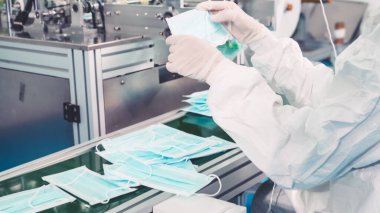 Modern fabrikada yüz maskesi üretim hattı