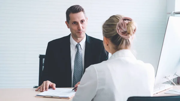 Werkzoekende in sollicitatiegesprek met manager — Stockfoto