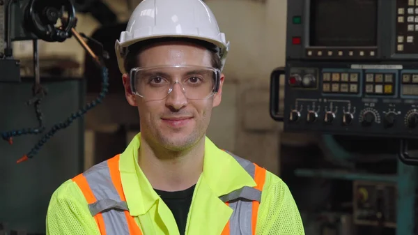 Jeune ouvrier d'usine ou ingénieur portrait en gros plan dans l'usine — Photo