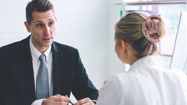 Cercatore di lavoro in colloquio di lavoro incontro con il manager — Foto Stock