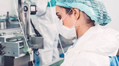 Modern fabrikada yüz maskesi üretim hattı