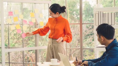 İş adamları proje planlama kurulunda çalışıyor