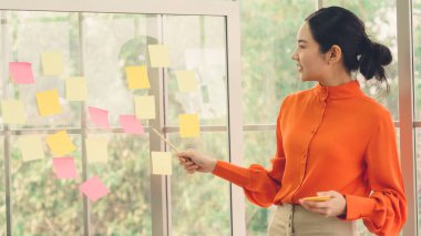 İş adamları proje planlama kurulunda çalışıyor