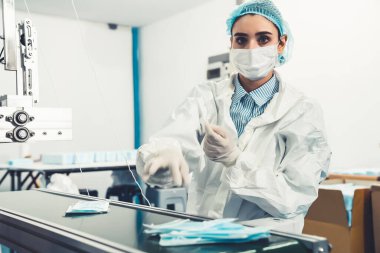 Modern fabrikada yüz maskesi üretim hattı