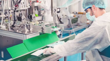 Modern fabrikada yüz maskesi üretim hattı