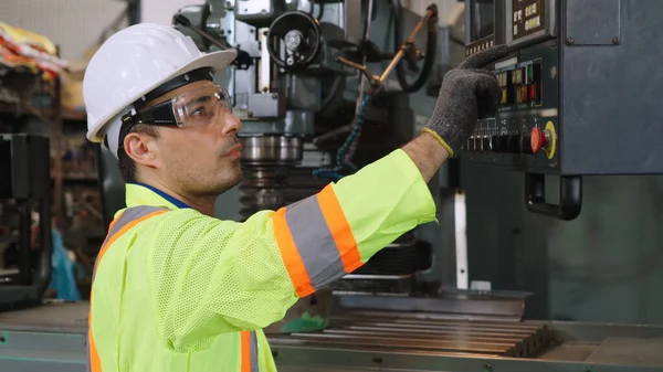 Travailleur d'usine intelligent utilisant la machine dans l'atelier d'usine — Photo