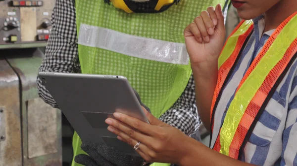 Grupp av fabriksarbetare som använder maskinutrustning i fabriksverkstaden — Stockfoto