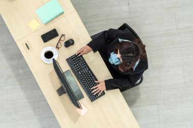 İş adamları kulaklık takıyor.