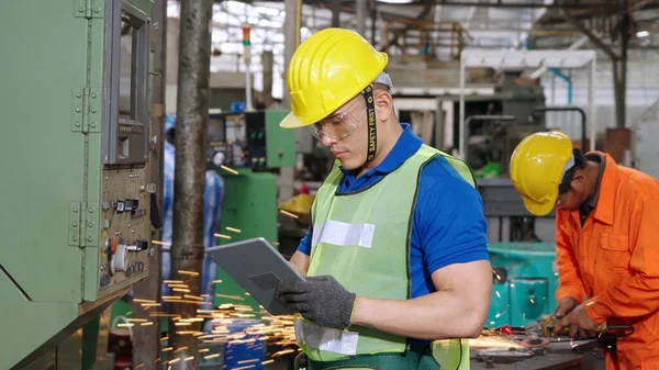 工場で機械を使うスマート工場労働者 — ストック写真