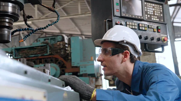 Travailleur d'usine intelligent utilisant la machine dans l'atelier d'usine — Photo