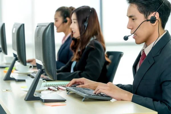 Affärsmän som bär headset och arbetar på kontoret — Stockfoto