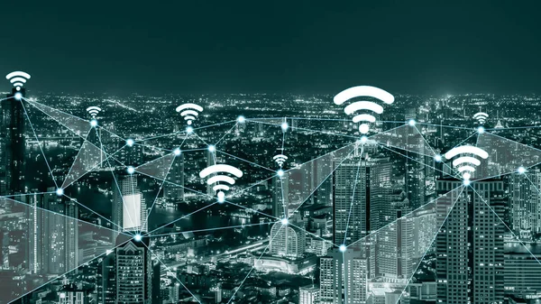 A comunicação criativa moderna e a rede de Internet unem-se na cidade inteligente — Fotografia de Stock